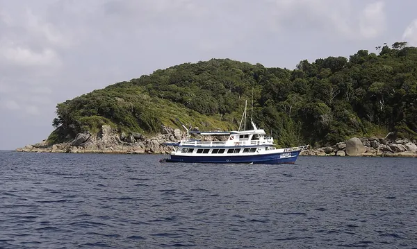 Dive boat