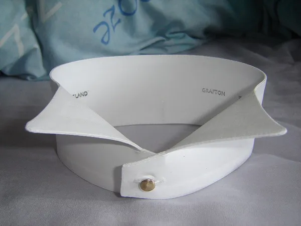 Detachable collar