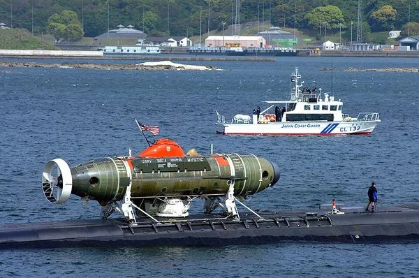 Deep-submergence rescue vehicle