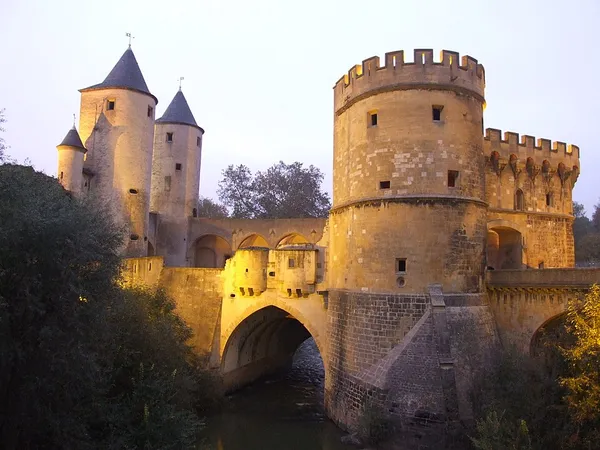 Bridge castle