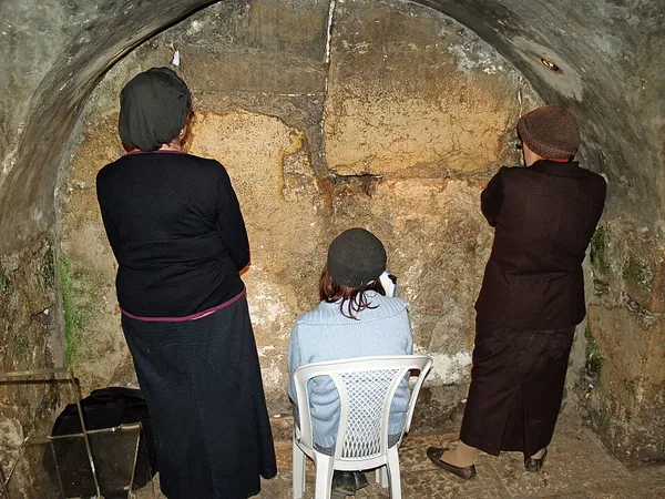 Head covering for Jewish women